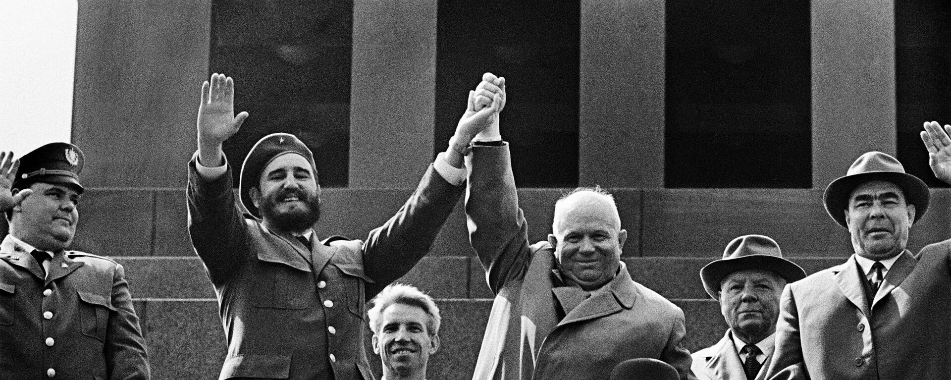 El revolucionario cubano Fidel Castro y el entonces dirigente de la Unión Soviética, Nikita Jruschov, en la tribuna del Mausoleo, Moscú, 1963 - Sputnik Mundo, 1920, 27.04.2023