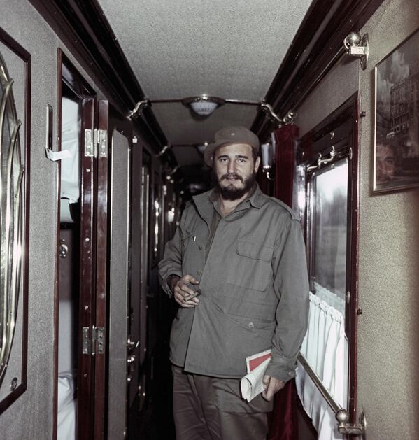 Incluso años después, tras la disolución de la URSS, Fidel Castro habló con cariño del pueblo de Rusia. Los rusos, por su parte, que siempre le tuvieron un sincero cariño y respeto, siguen honrando su memoria. En la foto: Fidel Castro en un vagón del tren Irkutsk-Bratsk. - Sputnik Mundo