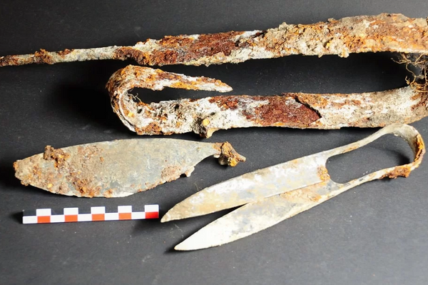 Espada y tijeras de 2.300 años halladas en tumbas celtas en Alemania - Sputnik Mundo