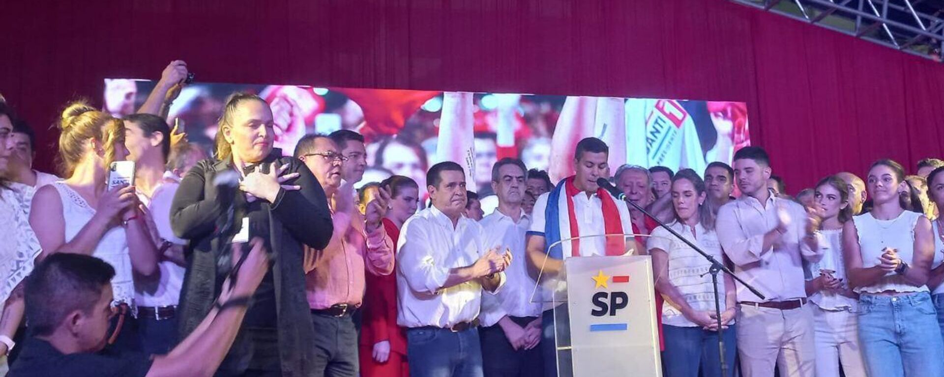 El virtual presidente electo de Paraguay, Santiago Peña, pronunció un discurso en el búnker del Partido Colorado tras su ventaja electoral - Sputnik Mundo, 1920, 30.04.2023