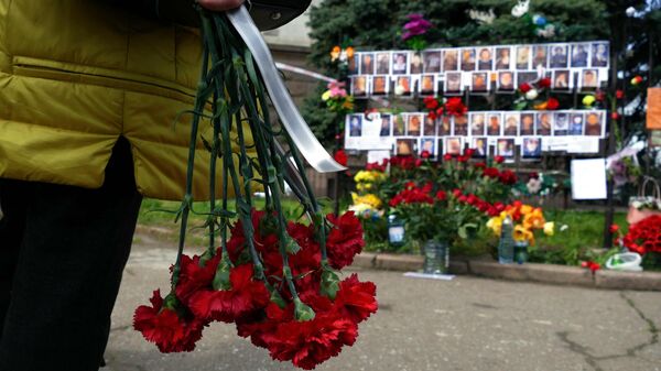 Los residentes de Odesa llevan flores a la Casa de los Sindicatos en 2021 (archivo) - Sputnik Mundo