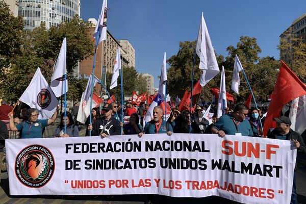 Marcha de miles de personas en Santiago de Chile el Primero de Mayo - Sputnik Mundo