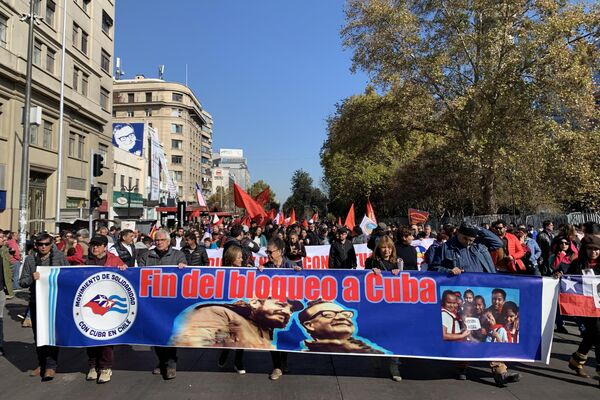 Marcha de miles de personas en Santiago de Chile el Primero de Mayo - Sputnik Mundo