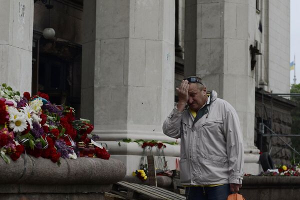 Flores en memoria de los fallecidos en el incendio de la Casa de los Sindicatos en la plaza de Kulikovo Polye de Odesa, el 4 de mayo de 2014. - Sputnik Mundo