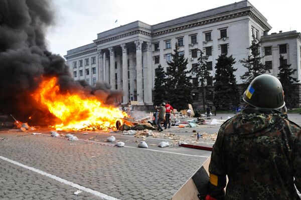No todo el mundo en Ucrania en 2013-2014 compartía las ideas del Euromaidán, una manifestación que duró meses en Kiev a favor de la integración europea de Ucrania y que terminó en un golpe de Estado. En la imagen: disturbios frente a la Casa de los Sindicatos en Odesa, el 2 de mayo de 2014. - Sputnik Mundo