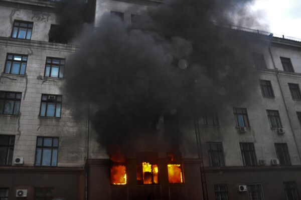 El 2 de mayo de 2014, sicarios neonazis ucranianos prooccidentales atacaron el campamento de los manifestantes. En la imagen: el incendio en la Casa de los Sindicatos en Odesa, el 2 de mayo de 2014. - Sputnik Mundo
