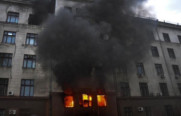 El 2 de mayo de 2014, sicarios neonazis ucranianos prooccidentales atacaron el campamento de los manifestantes. En la imagen: el incendio en la Casa de los Sindicatos en Odesa, el 2 de mayo de 2014. - Sputnik Mundo