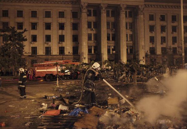 Los nacionalistas ucranianos y ultras del fútbol traídos a la ciudad, utilizando armas ligeras y cócteles molotov, expulsaron a los manifestantes de su campamento en la plaza Kulikovo Polye. - Sputnik Mundo