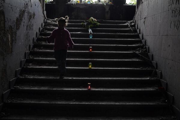 Un niño en las escaleras de la Casa de los Sindicatos en Odesa pocos días después de la tragedia. - Sputnik Mundo