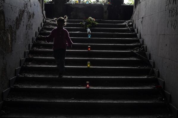 Un niño en las escaleras de la Casa de los Sindicatos en Odesa pocos días después de la tragedia. - Sputnik Mundo