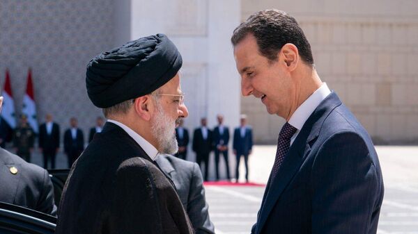 Ebrahim Raisi, el presidente de Irán, con su homólogo sirio, Bashar Asad  - Sputnik Mundo