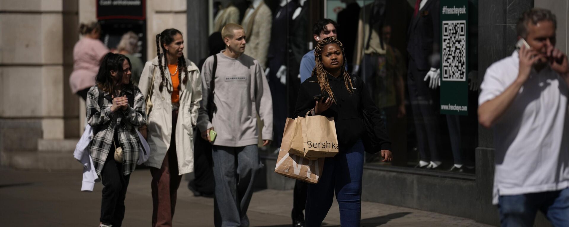 Personas caminan con bolsas de compras en el distrito comercial de Oxford Street, en Londres, el Reino Unido. - Sputnik Mundo, 1920, 22.06.2023