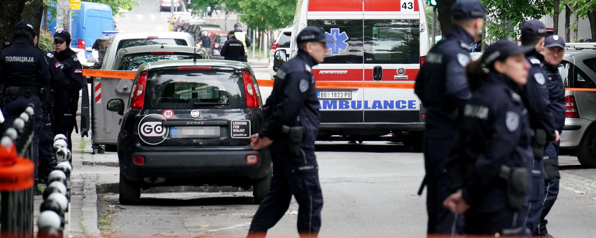 Ambulancias y agentes de policía llegan tras un tiroteo en una escuela de la capital serbia, Belgrado, el 3 de mayo de 2023. - Sputnik Mundo, 1920, 27.08.2023