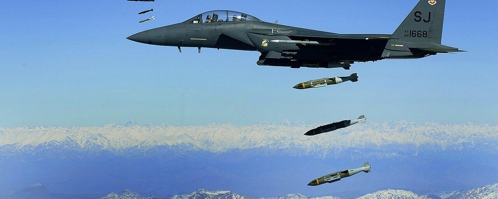 Un F-15E Strike Eagle de la Fuerza Aérea de Estados Unidos, del 336º Escuadrón Expedicionario de Caza, lanza bombas JDAM en el este de Afganistán, 26 de noviembre de 2009. - Sputnik Mundo, 1920, 03.05.2023