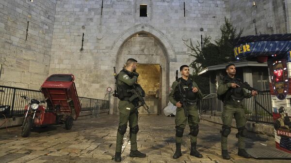La policía fronteriza israelí se despliega en la Puerta de Damasco de la Ciudad Vieja de Jerusalén durante una redada de la policía en el complejo de la mezquita de Al-Aqsa, el 5 de abril de 2023 - Sputnik Mundo