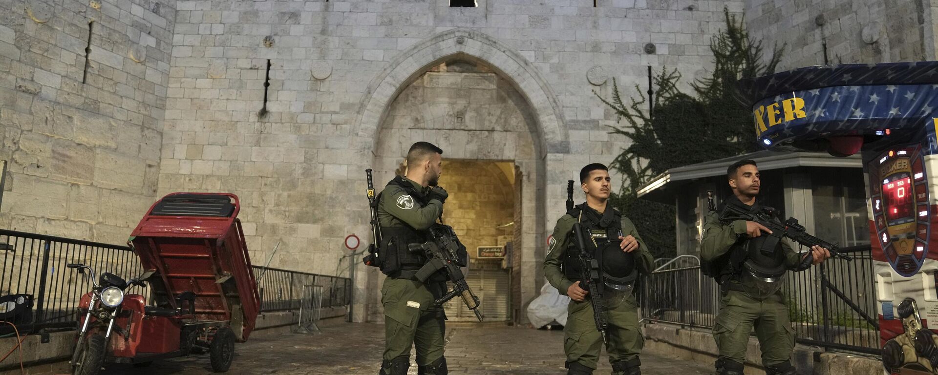 La policía fronteriza israelí se despliega en la Puerta de Damasco, de la Ciudad Vieja de Jerusalén, durante una redada de la Policía en el complejo de la mezquita de Al Aqsa, el 5 de abril de 2023. - Sputnik Mundo, 1920, 12.02.2024