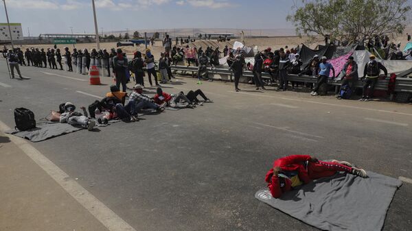 Migrantes bloquean la carretera en la frontera de Chile y Perú  - Sputnik Mundo