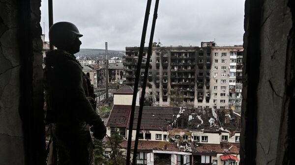 Soldado ruso inspecciona la zona destruida de Artiómovsk - Sputnik Mundo
