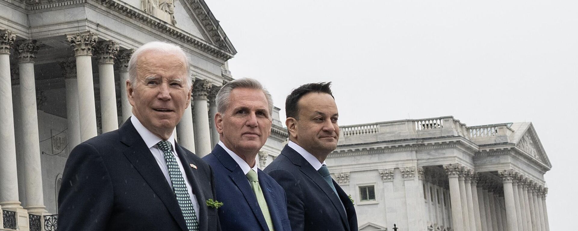 El presidente de EEUU, Joe Biden, camina al lado de Kevin McCarthy, presidente de la Cámara de Representantes, y con el político irlandés, Leo Varadkar, en el Capitolio - Sputnik Mundo, 1920, 04.05.2023