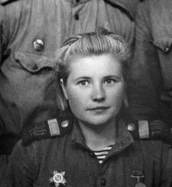 La instructora sanitaria Yekaterina Mijáilova-Diómina, una de las pocas mujeres que servían en la Infantería de la Armada, marzo de 1943. - Sputnik Mundo