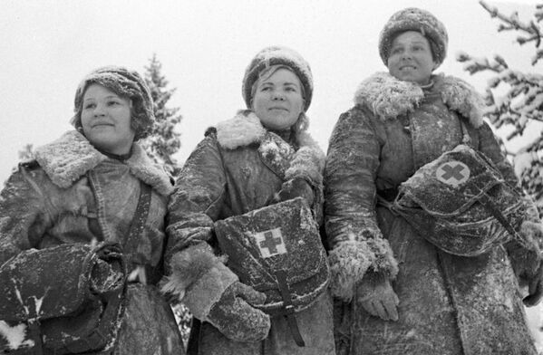 Tres jóvenes enfermeras durante la Gran Guerra Patria, febrero de 1942. - Sputnik Mundo