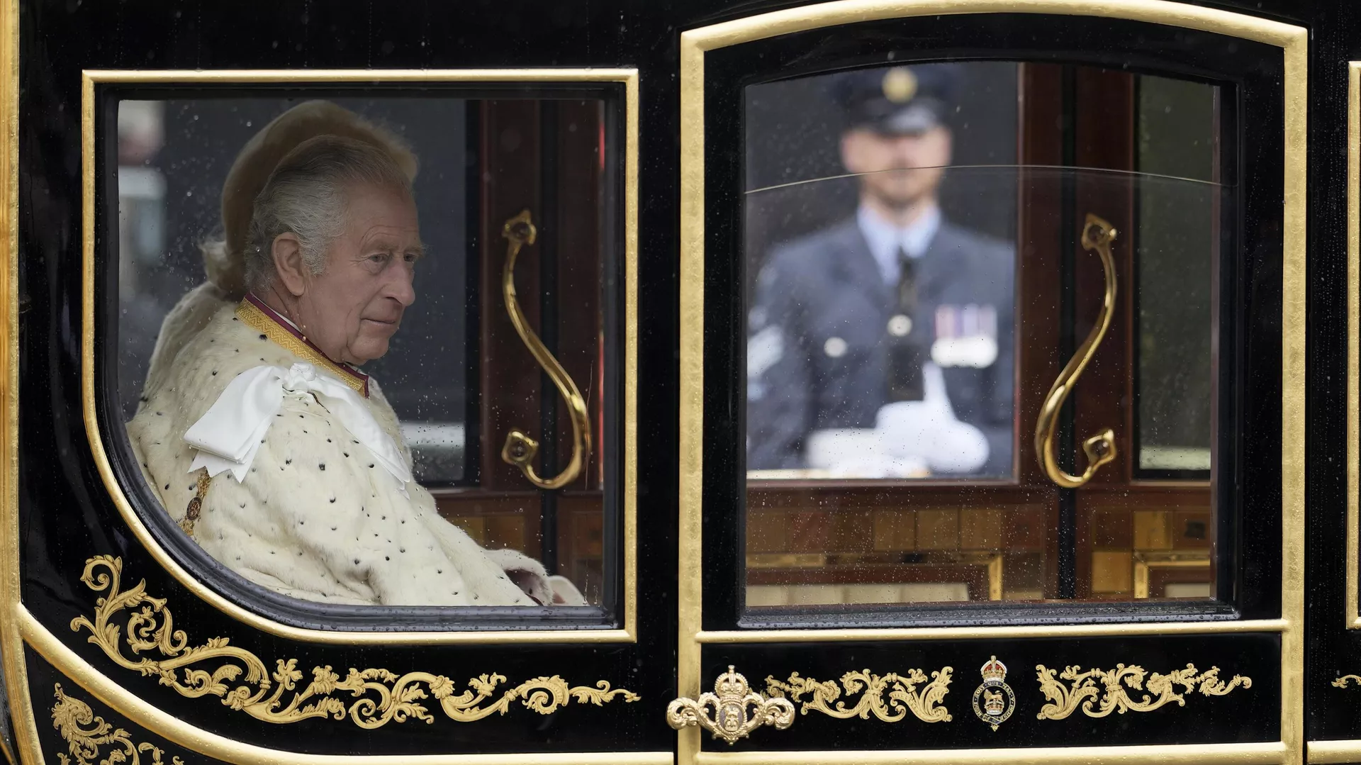 El rey Carlos III del Reino Unido y Camilla, la reina consorte, pasean en el carruaje de Estado del Jubileo de Diamante frente al Palacio de Westminster, de camino a su ceremonia de coronación, en Londres, el sábado 6 de mayo de 2023 - Sputnik Mundo, 1920, 25.04.2024