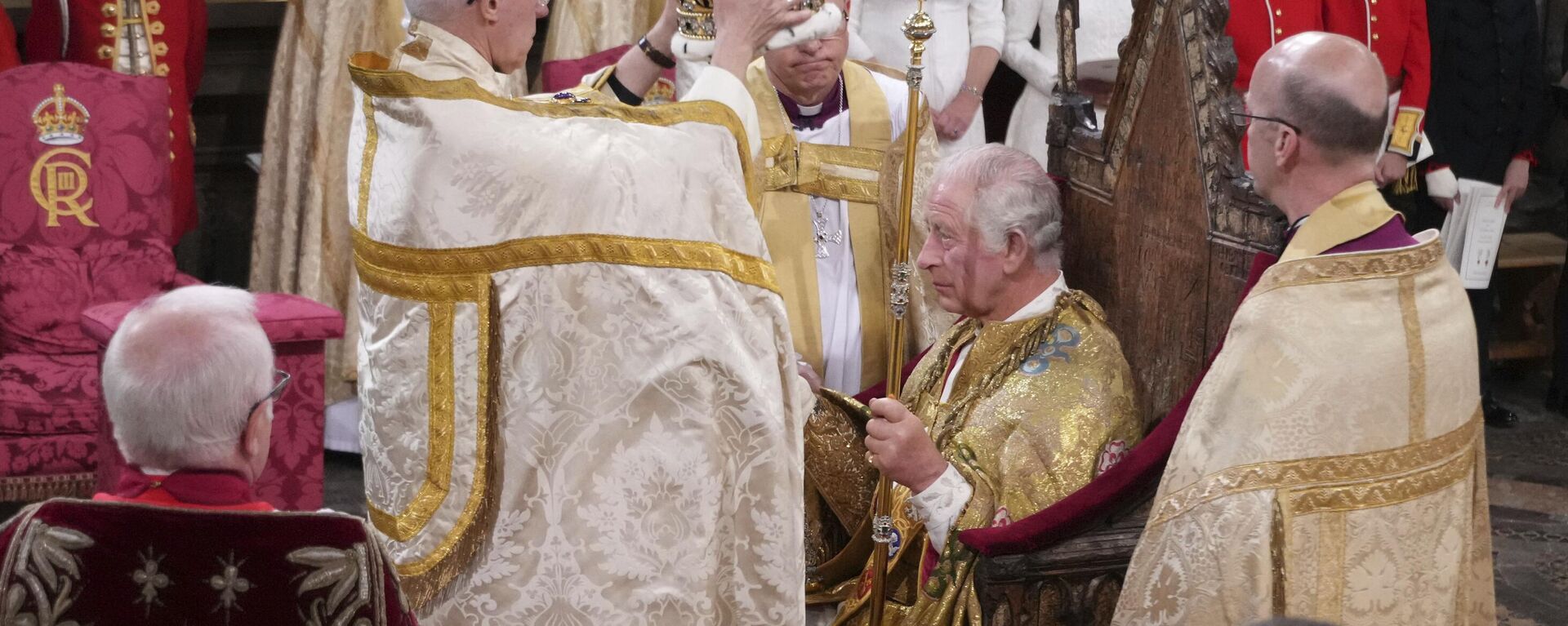 El rey Carlos III es coronado con la Corona de San Eduardo por el arzobispo de Canterbury Justin Welby - Sputnik Mundo, 1920, 06.05.2023