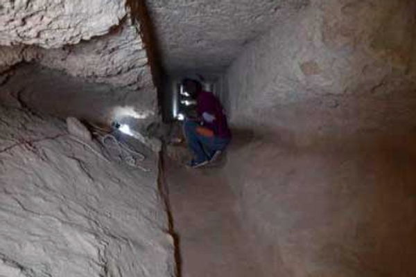 Arqueólogos investigando el túnel en Taposiris Magna - Sputnik Mundo