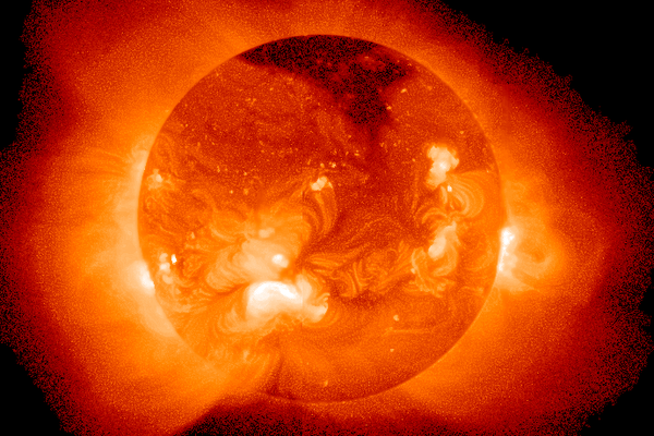 Esta imagen muestra al Sol visto por el Telescopio de Rayos X Suaves (SXT) a bordo del satélite Yohkoh en órbita. Las brillantes estructuras en forma de bucle son plasma caliente (millones de grados) confinado por campos magnéticos arraigados en el interior solar. Una imagen del Sol en luz visible mostraría manchas solares a los pies de muchos de estos bucles. El halo de gas que se extiende más allá del Sol se denomina corona. Las regiones más oscuras de los polos norte y sur del astro son agujeros coronales, donde las líneas del campo magnético están abiertas al espacio y permiten la salida de partículas. - Sputnik Mundo