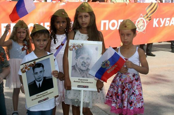 Rusos y cubanos desfilan en La Habana como parte del Regimiento Inmortal - Sputnik Mundo