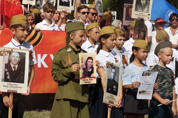 Rusos y cubanos desfilan en La Habana como parte del Regimiento Inmortal - Sputnik Mundo
