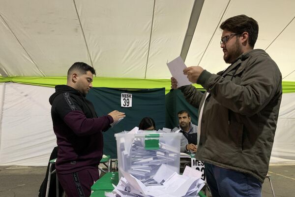 Más de 15 millones de chilenos fueron convocados este 7 de mayo a las urnas - Sputnik Mundo