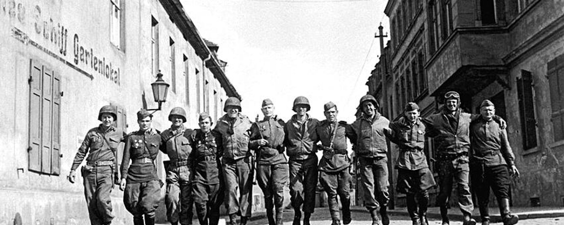 Los soldados sovieticos y los estadounidenses cerca de Torgau, Alemania. - Sputnik Mundo, 1920, 09.05.2023