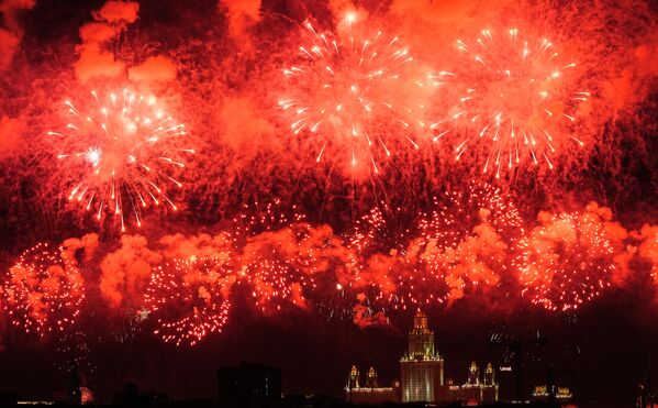 Fuegos artificiales festivos en Moscú. - Sputnik Mundo