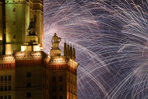 Fuegos artificiales festivos sobre el edificio de la Universidad Estatal Lomonósov de Moscú. - Sputnik Mundo