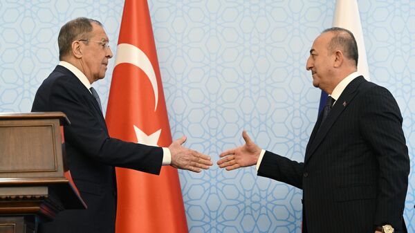 El ministro de Exteriores de Rusia, Serguéi Lavrov, con su par turco, Mevlut Cavusoglu - Sputnik Mundo
