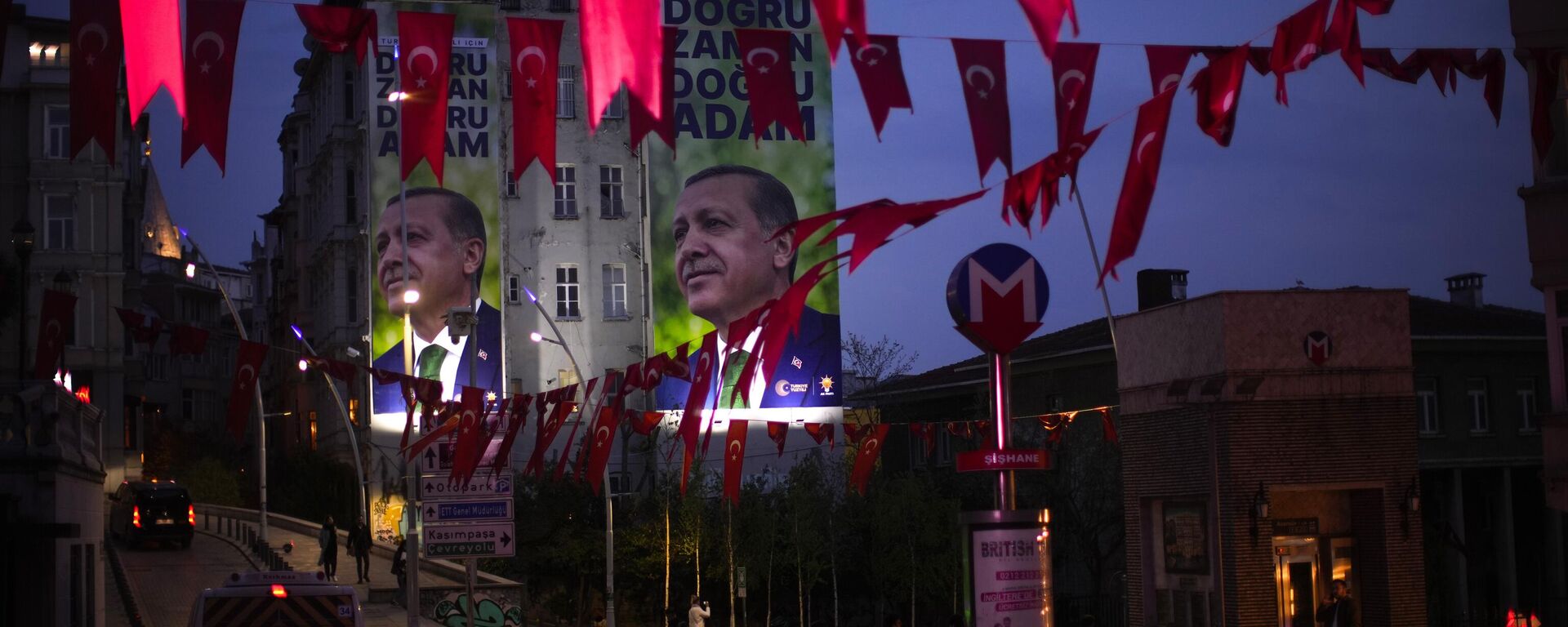 La gente pasa junto a vallas publicitarias en las que aparece el presidente turco y candidato presidencial de Alianza Popular, Recep Tayyip Erdogan, en Estambul - Sputnik Mundo, 1920, 11.05.2023