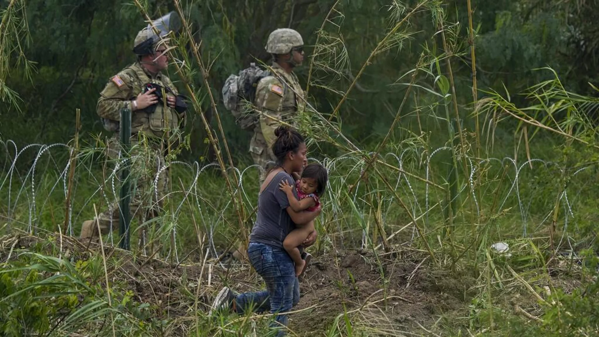 Una mujer cruza la frontera entre México y EEUU en Matamoros, Tamaulipas. - Sputnik Mundo, 1920, 04.06.2024