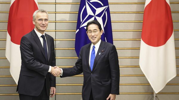 El Secretario General de la OTAN, Jens Stoltenberg y el primer ministro japonés, Fumio Kishida - Sputnik Mundo