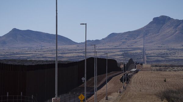 La frontera entre EEUU y México en el condado de Cochise, cerca de Sierra Vista, Arizona, el 16 de febrero de 2023.  - Sputnik Mundo