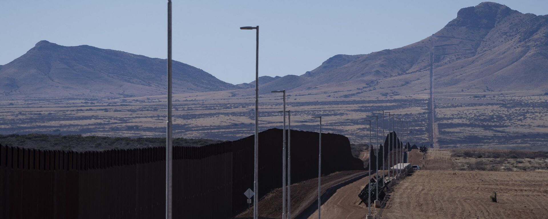La frontera entre EEUU y México en el condado de Cochise, cerca de Sierra Vista, Arizona, el 16 de febrero de 2023.  - Sputnik Mundo, 1920, 26.02.2024
