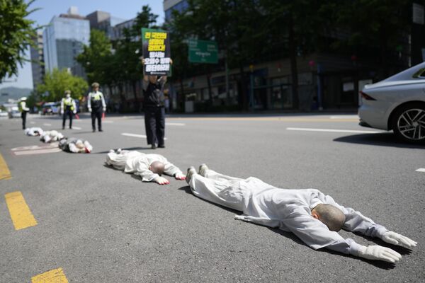 Manifestantes contra la decisión de liberar agua radiactiva de la central nuclear de Fukushima frente a la Embajada japonesa en Seúl, en Corea del Sur. - Sputnik Mundo
