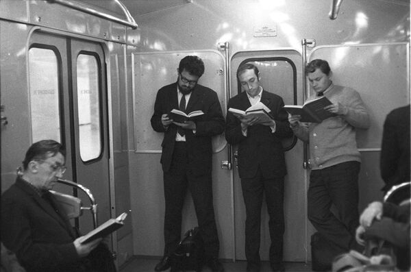 En los años 1960, las líneas del metro se extendieron hasta los barrios periféricos de la ciudad. En la foto: pasajeros del metro de Moscú en 1973. - Sputnik Mundo