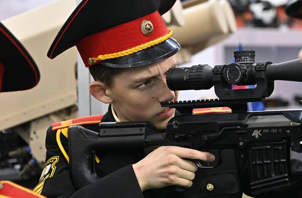 Un cadete con el fusil de francotirador Dragunov SVD US en la XI Exposición Internacional de Armamento MILEX-2023. - Sputnik Mundo