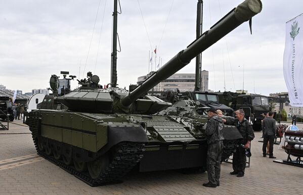 Los especialistas bielorrusos en armamento presentaron varias novedades interesantes. Especialmente curioso fue el tanque T-72BM2 (en la foto), una versión profundamente mejorada del clásico tanque soviético T-72. - Sputnik Mundo