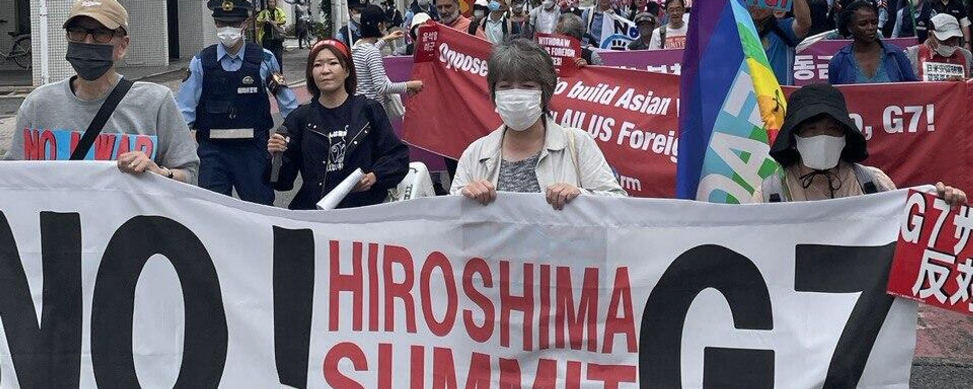 Cientos de ciudadanos japoneses salen a la calle en la ciudad de Hiroshima para protestar contra la cumbre del G7 del 19 al 21 de mayo - Sputnik Mundo, 1920, 19.05.2023