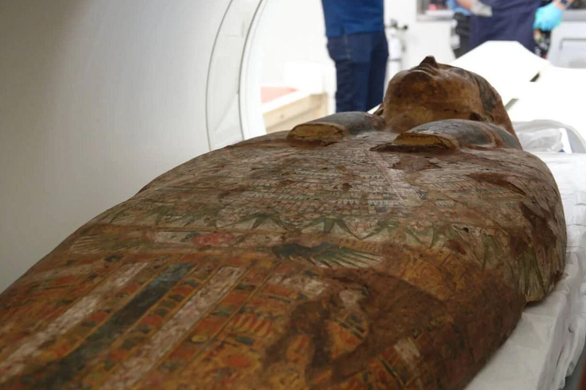 La tapa de un ataúd del Antiguo Egipto se examina mediante una tomografía computarizada en el Centro Médico Shaare Zedek, el 21 de mayo de 2023 - Sputnik Mundo, 1920, 21.05.2023