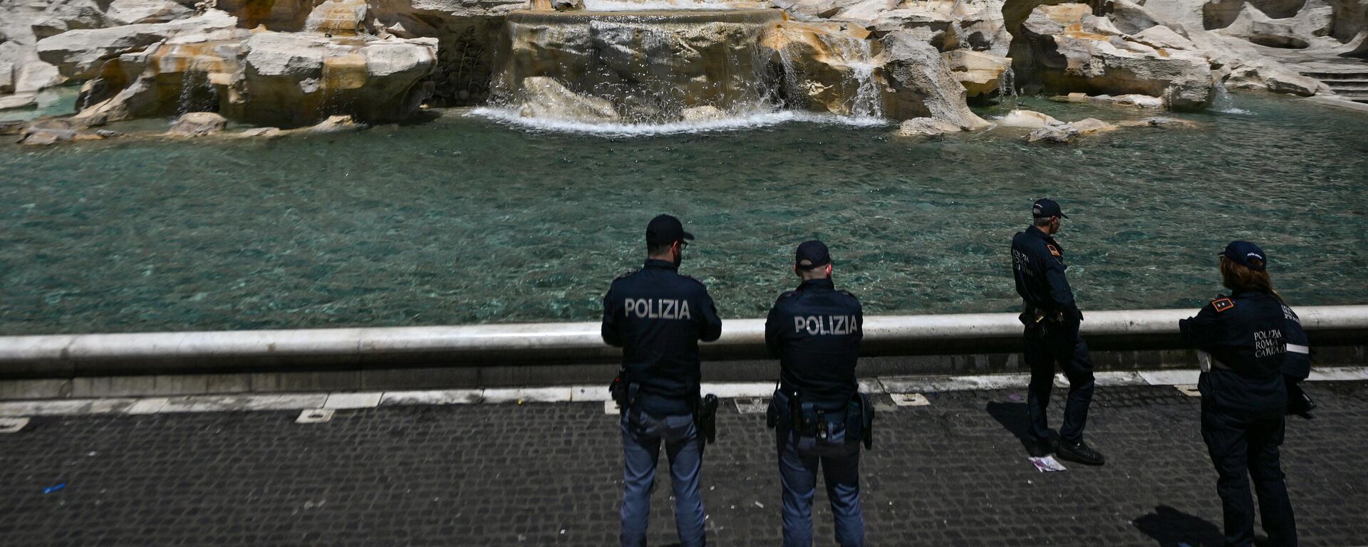 La policía monta guardia en la Fontana di Trevi, el 21 de mayo de 2023 - Sputnik Mundo, 1920, 21.05.2023