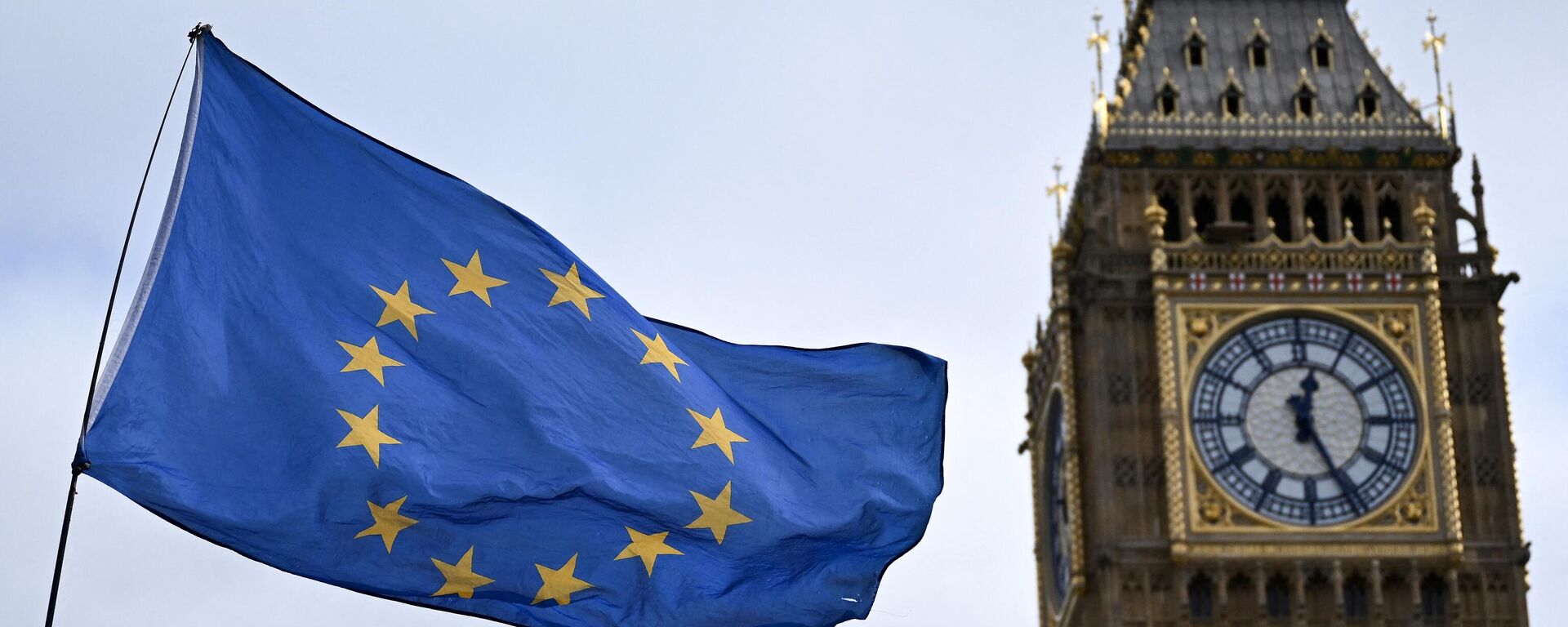 Una bandera de la UE, enarbolada por activistas anticonservadores y anti-Brexit, ondea al viento, frente a la Torre de Isabel, Big Ben  - Sputnik Mundo, 1920, 22.05.2023