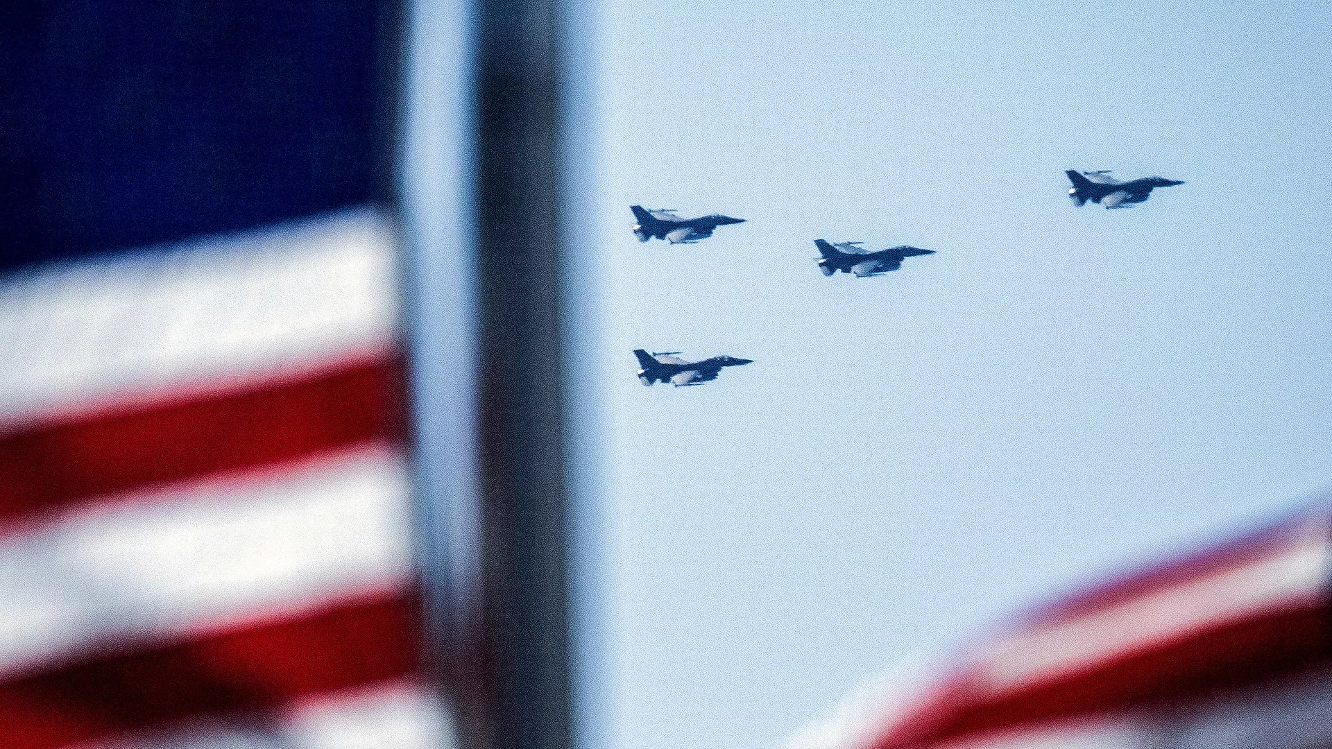 Un grupo de aviones F-16 volando por el Park Stadium en Washington - Sputnik Mundo, 1920, 26.07.2024